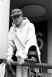 Markus V. ist Schüler und entdeckt seinen Kiez, das Märkische Viertel, am liebsten auf dem Skateboard. |
                                    Fotografie: Sven Marquardt